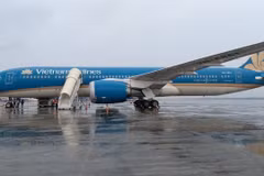Máy bay Vietnam Airlines hạ cánh tại sân bay Kolkata. (Ảnh: PV/Vietnam+)