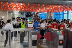 Rất đông người dân đã lựa chọn tàu Cát Linh-Hà Đông làm phương tiện đi đến khu vực xem lễ tổng hợp luyện diễu binh, diễu hành. (Ảnh: PV/Vietnam+)