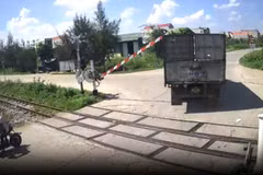 Lái xe ôtô đã không chấp hành tín hiệu chuông, đèn và biển “Dừng lại quan sát tàu hỏa khi qua đường sắt" đã đâm gãy cần chắn tự động đường sắt. (Ảnh chụp từ clip của VNR)