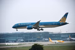 Máy bay của Vietnam Airlines chuẩn bị hạ cánh tại Sân bay Quốc tế Nội Bài. (Ảnh: PV/Vietnam+)