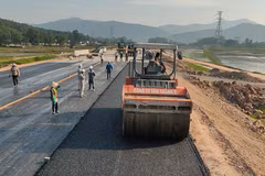 Các doanh nghiệp, nhà thầu giao thông vẫn đang đối mặt với tình trạng thiếu hụt nguồn nhân lực lao động thi công tại các dự án. (Ảnh: Việt Hùng/Vietnam+)
