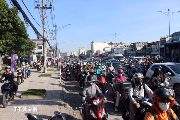 Rào chắn thi công metro gây ùn ứ tại cửa ngõ Tây Bắc Thành phố Hồ Chí Minh