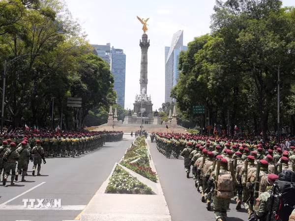 Diễu binh kỷ niệm 216 năm Quốc khánh Mexico