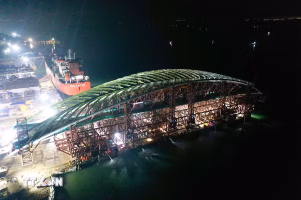 Hạ thủy thành công tổ hợp nhịp chính cầu đi bộ qua sông Sài Gòn
