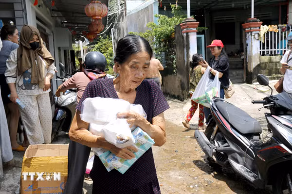 Lâm Đồng: Hàng trăm suất ăn miễn phí hỗ trợ người dân vùng ngập lụt