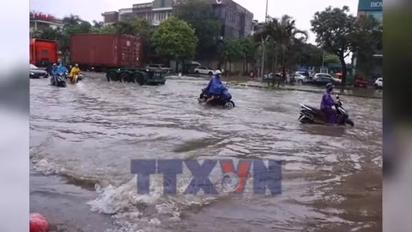 Người dân Hà Nội lại chật vật giữa “biển nước” 
