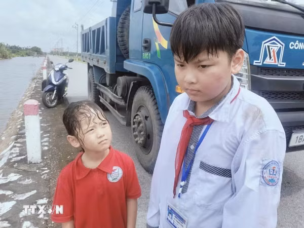 Nam sinh lớp 11 dũng cảm cứu hai em nhỏ rơi sông