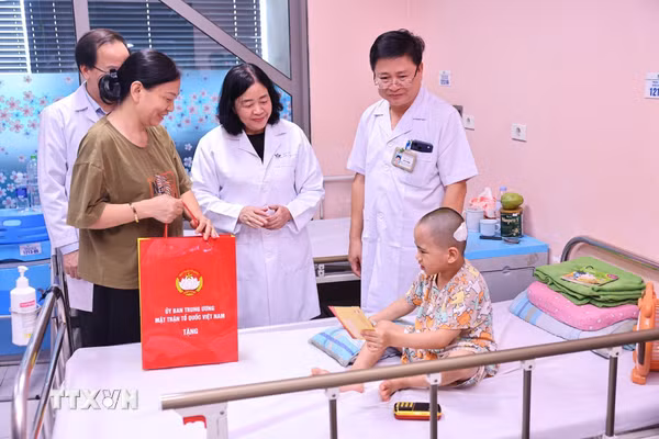 Chủ tịch Ủy ban Trung ương Mặt trận Tổ quốc Việt Nam Bùi Thị Minh Hoài tặng quà Trung thu tại Bệnh viện Nhi Trung ương