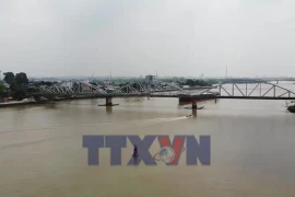 Sà lan đâm cầu Ghềnh gây tê liệt đường sắt Bắc-Nam