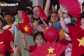 Ngộ nghĩnh trẻ thơ các khán giả nhí đi xem hợp luyện diễu binh