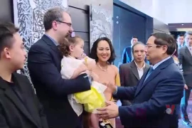 Thủ tướng gặp gỡ cán bộ Đại sứ quán và cộng đồng người Việt tại Estonia