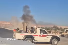 Khói bốc lên sau các cuộc không kích tại thành phố Mukalla, thủ phủ tỉnh Hadramawt, Yemen ngày 26/12/2025. (Ảnh: THX/TTXVN)