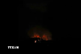 Khói lửa bốc lên sau một loạt tiếng nổ ở thủ đô Caracas, Venezuela rạng sáng 3/1/2026. (Ảnh: Anadolu Agency/TTXVN)