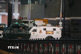 Xe quân sự được triển khai gần Dinh Tổng thống Venezuela ở thủ đô Caracas, ngày 3/1/2026. (Ảnh: THX/TTXVN)