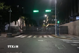 An ninh được tăng cường tại khu vực gần Dinh Tổng thống Venezuela ở thủ đô Caracas, ngày 3/1/2026. (Ảnh: THX/TTXVN)