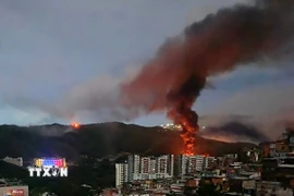 Khói lửa bốc lên tại khu phức hợp quân sự Fuerte Tiuna lớn nhất Venezuela, sau một loạt tiếng nổ ở thủ đô Caracas ngày 3/1/2026. (Ảnh: France24/TTXVN)