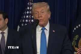 Tổng thống Mỹ Donald Trump (phải) họp báo về vụ tấn công Venezuela, tại Palm Beach, Florida, ngày 3/1/2026. (Ảnh: THX/TTXVN)