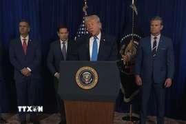 Tổng thống Mỹ Donald Trump (phải) họp báo về vụ tấn công Venezuela, tại Palm Beach, Florida, ngày 3/1/2026. (Ảnh: THX/TTXVN)