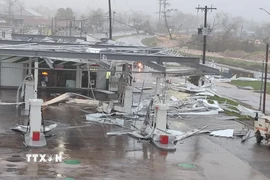 Một trạm xăng bị hư hại do bão Melissa tại Montego Bay, Jamaica ngày 28/10/2025. (Ảnh: THX/TTXVN)