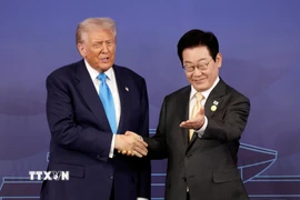 Tổng thống Hàn Quốc Lee Jae Myung (phải) và Tổng thống Mỹ Donald Trump trong cuộc hội đàm tại Gyeongju, tỉnh Bắc Gyeongsang ngày 29/10/2025. (Ảnh: Yonhap/TTXVN)