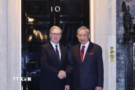 Thủ tướng Liên hiệp Vương quốc Anh và Bắc Ireland Keir Starmer đón Tổng Bí thư Tô Lâm. (Ảnh: Thống Nhất/TTXVN)