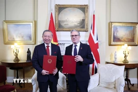 Tổng Bí thư Tô Lâm và Thủ tướng Liên hiệp Vương quốc Anh và Bắc Ireland Keir Starmer trao Tuyên bố chung về nâng cấp quan hệ Việt Nam - Anh lên Đối tác chiến lược toàn diện. (Ảnh: Thống Nhất/TTXVN)