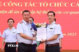 Ông Đoàn Hồng Phong, Ủy viên Trung ương Đảng, Bí thư Đảng ủy, Tổng Thanh tra Chính phủ, trao các quyết định về công tác cán bộ tại Thanh tra Chính phủ. (Ảnh: Văn Điệp/TTXVN)