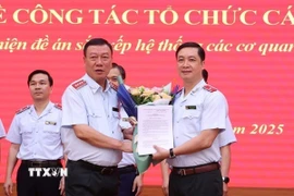 Ông Đoàn Hồng Phong, Ủy viên Trung ương Đảng, Bí thư Đảng ủy, Tổng Thanh tra Chính phủ, trao các quyết định về công tác cán bộ tại Thanh tra Chính phủ. (Ảnh: Văn Điệp/TTXVN)