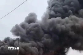 Hiện trường vụ cháy xưởng sản xuất nhựa tại Thành phố Hồ Chí Minh. (Ảnh: TTXVN phát)