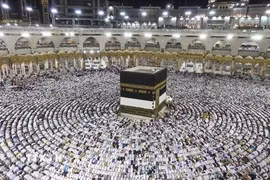 Các tín đồ Hồi giáo cầu nguyện tại Đền thờ Lớn ở thánh địa Mecca, Saudi Arabia, trong lễ hành hương Hajj năm 2025. (Ảnh: IRNA/TTXVN)