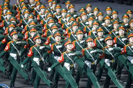 Các khối của Lực lượng Quân đội nhân dân tham gia sơ duyệt lễ diễu binh, diễu hành kỷ niệm 50 năm Ngày Giải phóng miền Nam thống nhất đất nước. (Ảnh: Thanh Vũ/TTXVN)