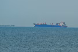 Tàu thương mại neo ngoài khơi Các tiểu vương quốc Arab thống nhất (UAE) trên eo biển Hormuz, ngày 2/3/2026. (Ảnh: Anadolu Agency/TTXVN)