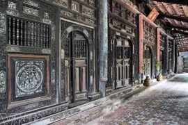 Họa tiết khắc gỗ là những bức tranh sinh động, mô tả cảnh vật thiên nhiên của vùng sông nước. (Ảnh: báo Ảnh Việt Nam)