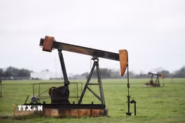 Tháp khoan dầu tại Luling, Texas, Mỹ. (Ảnh: THX/TTXVN)