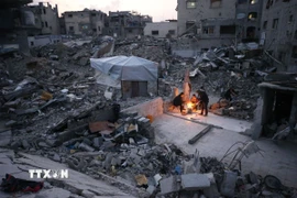 Người dân Palestine sống giữa những ngôi nhà đổ nát do xung đột ở Jabalia, phía Bắc Dải Gaza, ngày 16/2/2025. (Ảnh: THX/TTXVN)