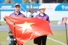 Hai VĐV Đặng Công Đức và Lê Phạm Vân Anh giành HCB nội dung cung 3 dây đôi nam nữ hỗn hợp. (Ảnh: Minh Quyết/TTXVN)