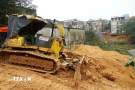 Khẩn trương thi công công trình khẩn cấp, chống sụt trượt tại khu dân cư đường Hùng Vương, xã Khe Sanh (Quảng Trị). (Ảnh: TTXVN phát)