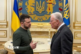 Tổng thống Ukraine Volodymyr Zelensky (trái) tiếp Đặc phái viên Mỹ về tình hình Nga và Ukraine, ông Keith Kellogg, tại Kiev, ngày 20/2/2025. (Ảnh: Reuters/TTXVN)