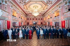 Các đại biểu và quan khách làm lễ chào cờ tại sự kiện. (Ảnh: TTXVN)