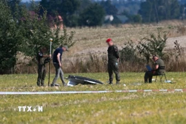 Hiện trường vụ thiết bị bay không người lái bị bắn rơi tại Wohyn, Ba Lan, ngày 10/9/2025. (Ảnh: PAP/TTXVN)