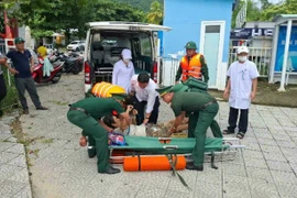 Bộ đội biên phòng Đà Nẵng đưa 3 bệnh nhân trên đảo vào đất liền cấp cứu kịp thời