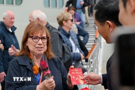 Du khách quốc tế "xông đất" Hạ Long tại Cảng tàu khách quốc tế Hạ Long. (Ảnh: TTXVN phát)