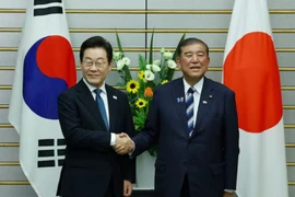 Tổng thống Hàn Quốc Lee Jae Myung bắt tay Thủ tướng Nhật Bản Shigeru Ishiba tại Tokyo, Nhật Bản, ngày 23/8/2025. (Ảnh: Reuters)