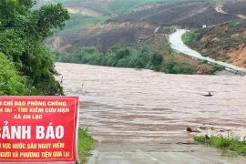 Ngầm tràn giao thông đi thôn Biểng, nơi có 3 trường: mầm non, tiểu học, Phổ thông dân tộc bán trú Trung học cơ sở An Lạc bị chia cắt, khiến học sinh không đến được trường. (Ảnh: TTXVN phát)