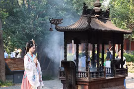 Không chỉ là địa điểm tham quan thu hút khách du lịch tại thành phố Lạc Dương, Bạch Mã tự còn là nơi được nhiều người dân địa phương đến thắp hương, cầu sức khỏe, bình an… (Ảnh: Công Tuyên/TTXVN)