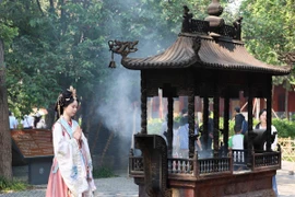 Không chỉ là địa điểm tham quan thu hút khách du lịch tại thành phố Lạc Dương, Bạch Mã tự còn là nơi được nhiều người dân địa phương đến thắp hương, cầu sức khỏe, bình an… (Ảnh: Công Tuyên/TTXVN)