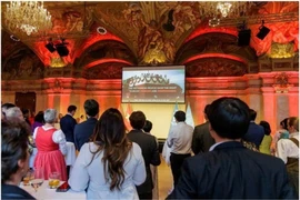 Các khách mời theo dõi video tư liệu về ngày Quốc khánh 2/9 trong chương trình kỷ niệm 80 năm tại Cộng hòa Áo. (Ảnh:Đại sứ quán Việt Nam tại Áo)