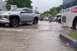 Hà Nội: Một số khu vực ùn tắc do nước còn ngập khá sâu