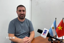 Nhà báo Gaston Fiorda trả lời phỏng vấn phóng viên TTXVN. (Ảnh: Diệu Hương/TTXVN)