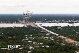 Cầu Rạch Miễu 2 đang thi công nhìn từ cù lao Thới Sơn. (Ảnh: Hồng Đạt/TTXVN)